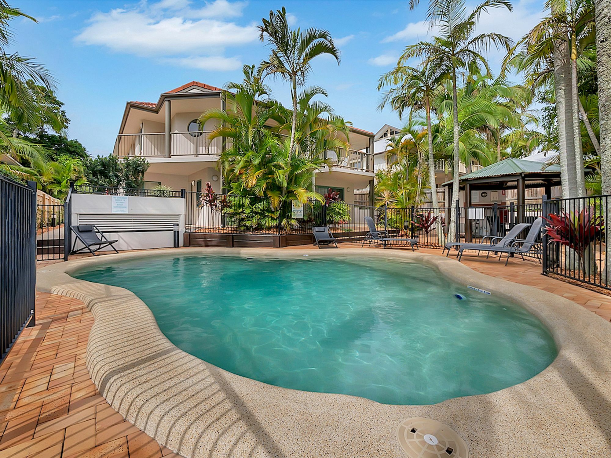 Cossies By The Sea Aparthotel Byron Bay Exterior photo